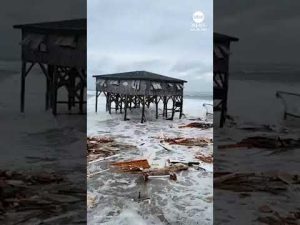 Read more about the article Powerful waves destroy homes In North Carolina
