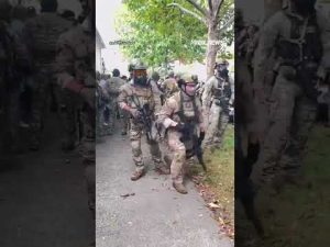 Read more about the article WATCH: Federal agents deploy tear gas during a tense standoff with a ‘hostile’ crowd #shorts #usa