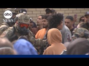 Read more about the article Judge says ICE agents with body camera must wear them amid violent clashes in Chicago
