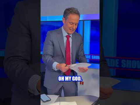 You are currently viewing Fox talent asked to sign old photos of themselves: ‘Get outta here!’ #shorts