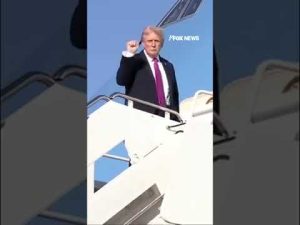 Read more about the article President Trump waves goodbye as he boards Air Force One en route to Florida #shorts #trump #news