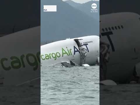 You are currently viewing Two dead after cargo plane slides off runway in Hong Kong