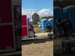 Read more about the article WATCH: Federal agents drag suspect out of porta potty #foxnews #news #shorts #viral