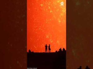 Read more about the article Mesmerizing sight as volcano watchers silhouetted against Kilauea’s lava fountain