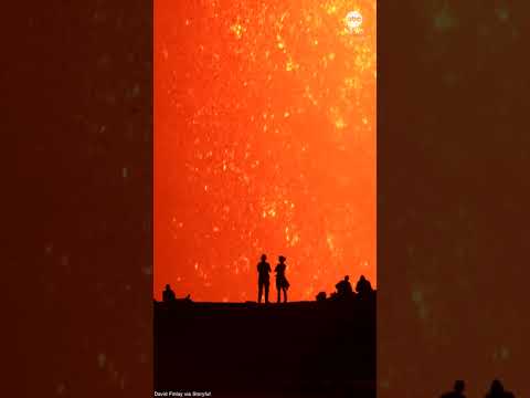 You are currently viewing Mesmerizing sight as volcano watchers silhouetted against Kilauea’s lava fountain