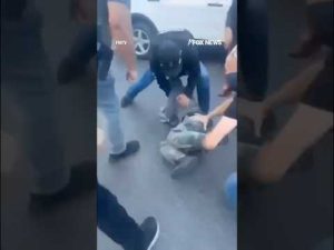 Read more about the article Violent protests ERUPT at ICE raid in NYC over counterfeit goods #shorts #us #ICE #immigration #news