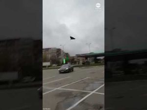 Read more about the article Moment a Russian drone strikes near an apartment building in Ukraine