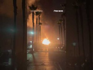 Read more about the article Massive fire ERUPTS at oil refinery near Los Angeles #shorts