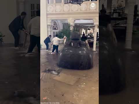 You are currently viewing Lobby of luxury Florida hotel flooded amid storms