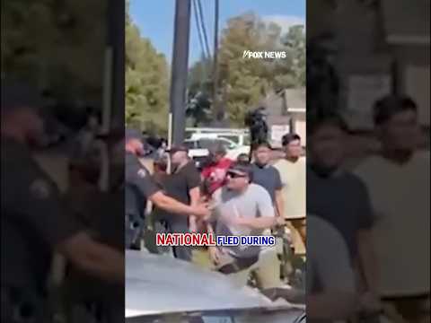 You are currently viewing Texas chaos: ICE agents swarmed by protesters during migrant arrest #shorts #ICE #immigration #us