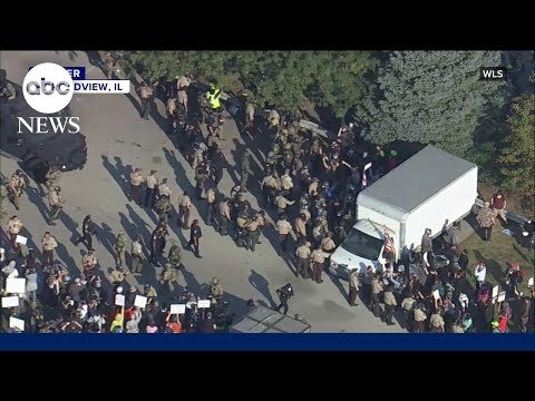 You are currently viewing Protesters clash with federal agents in Chicago as ICE raids continue
