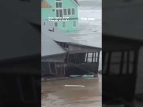 You are currently viewing WATCH: Beachfront homes collapse into the ocean #shorts #weather