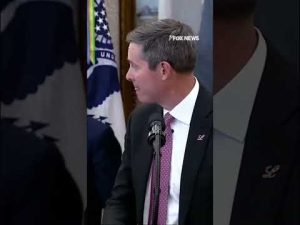 Read more about the article BREAKING: A pharmaceutical rep collapses during Trump’s Oval Office announcement #shorts