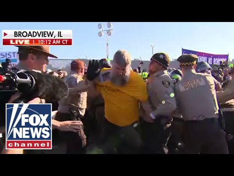 You are currently viewing BREAKING: Rioter mob charges police outside Chicago-area ICE facility