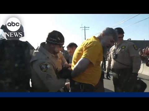 Read more about the article Several protesters detained outside Chicago-area ICE detention center