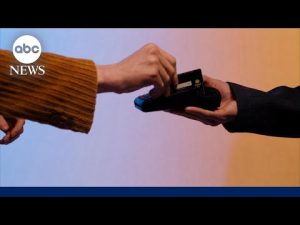 Read more about the article How to navigate money discussions during the holidays