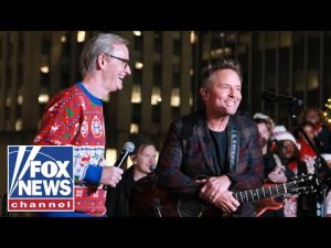 Read more about the article Chris Tomlin sings ‘Holy Forever’ at Fox tree lighting