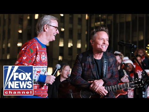 Read more about the article Chris Tomlin sings ‘Holy Forever’ at Fox tree lighting