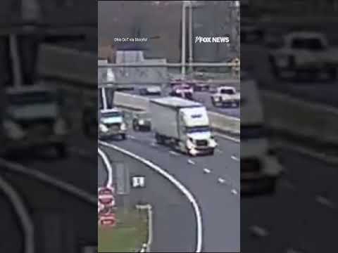 Read more about the article HIGHWAY HAZARD: A dump truck with its bed raised slams into two overhead signs #shorts #foxnews #fox