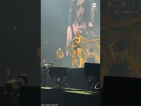 You are currently viewing Pop star spotted singing into upside-down microphone