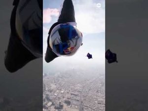Read more about the article Wingsuit flyers perform daring between-tower stunt
