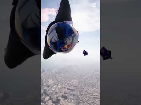 Read more about the article Wingsuit flyers perform daring between-tower stunt