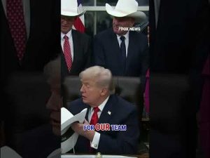 Read more about the article ‘YOU GOTTA TAKE A PICTURE’: Trump presented with a commemorative cowboy hat #shorts #foxnews #fox