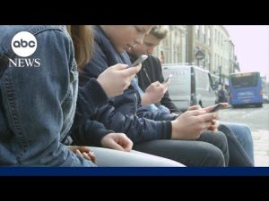 Read more about the article Why did Australia ban social media for kids under 16?