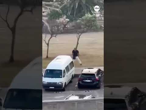 You are currently viewing Heroic bystander wrestles gun from Bondi Beach shooter