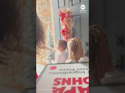 Read more about the article Kids line up to hand pizza delivery guy a big cash tip while wishing him a ‘Merry Christmas’