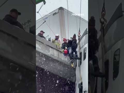 You are currently viewing DRAMATIC RESCUE: First responders pull a driver to safety after 18-wheeler skidded off highway #fox