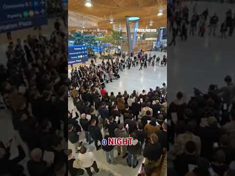 Read more about the article WATCH: Christmas carolers at airport sing praise of Jesus in faith-filled sendoff #shorts #christmas