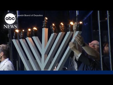 Read more about the article Gathering honors victims and survivors of Bondi Beach attack