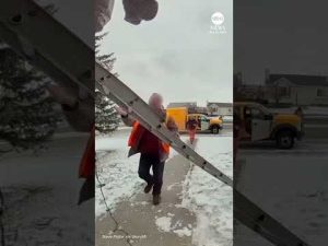 Read more about the article Concerned neighbors check on robotic Clark Griswold hanging from roof