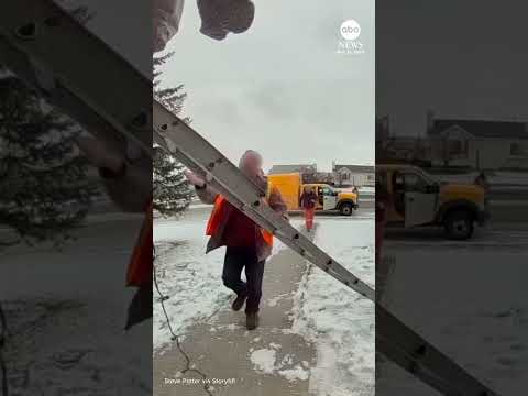 Read more about the article Concerned neighbors check on robotic Clark Griswold hanging from roof