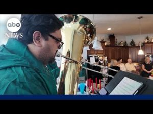 Read more about the article Indy Big Band Christmas Caroling musicians spread holiday cheer to those in need