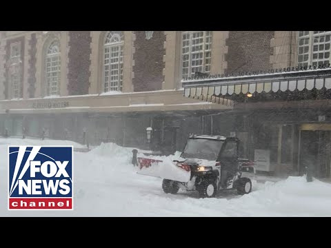 You are currently viewing Lake-effect snow slams New England with hurricane-force gusts, whiteouts