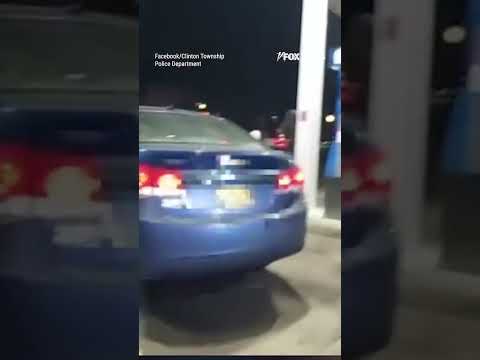 You are currently viewing THE EXTRA MILE: Officer spots driver stranded and pushes her car to safety #shorts #usa #us