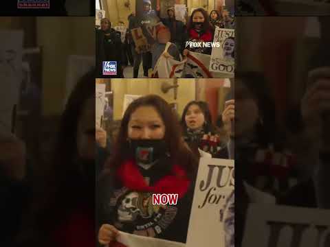 You are currently viewing Anti-ICE crowd SWARMS Tim Walz’s office in Minnesota #foxnews #news #shorts