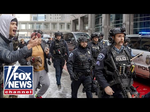 You are currently viewing FBI leading civil rights probe into Alex Pretti shooting