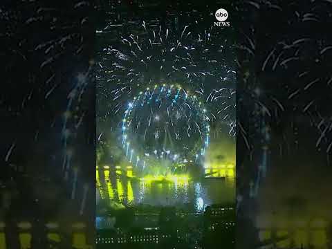 You are currently viewing London lights up the River Thames to ring in the new year