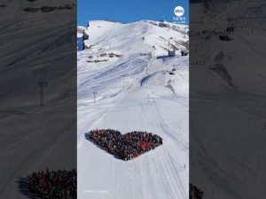 Read more about the article Skiers in Switzerland form a heart in honor of people killed in New Year’s fire