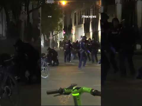 You are currently viewing Law enforcement TAKES DOWN agitators blocking Texas street #shorts #us #news #foxnews #ice