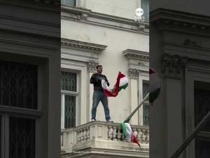 Read more about the article Protester rips down Iranian flag from balcony of London embassy
