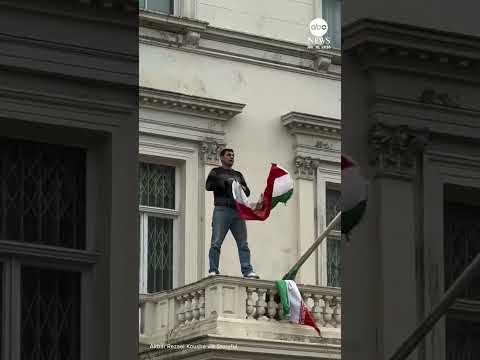 Read more about the article Protester rips down Iranian flag from balcony of London embassy