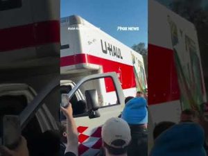 Read more about the article Demonstrators SWARM U-Haul after it drove through Iran protest #shorts #foxnews #us