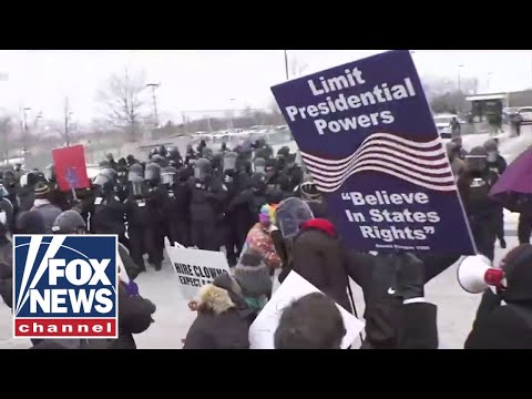 You are currently viewing Trump weighs Insurrection Act as Homan issues URGENT warning on anti-ICE rhetoric