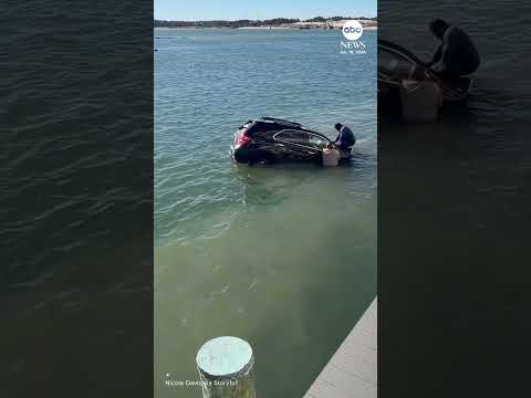 You are currently viewing Bystanders help rescue driver trapped inside sinking SUV