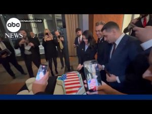 Read more about the article Republicans cut Greenland-shaped cake with American flag at Kennedy Center party