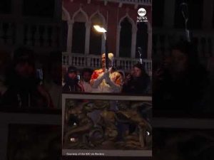 Read more about the article Olympic flame makes historic passage down Venice’s Grand Canal